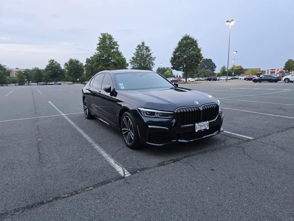 BMW 7 Series / Mercedes S-Class 2023+ or similar — MSY airport car service and New Orleans black car service